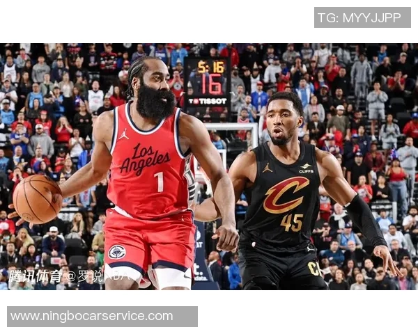 足球明星挑战哈登风格展现球场与篮球场的奇妙融合